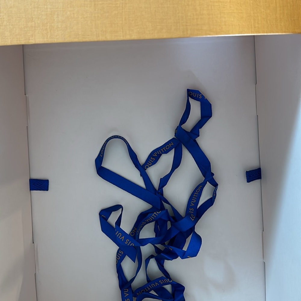 LOUIS VUITON BOX AND SHOPPING BAG - Picture 5 of 6